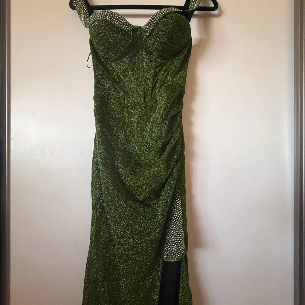 Elegant Green Off-Shoulder Evening Gown - Picture 5 of 7